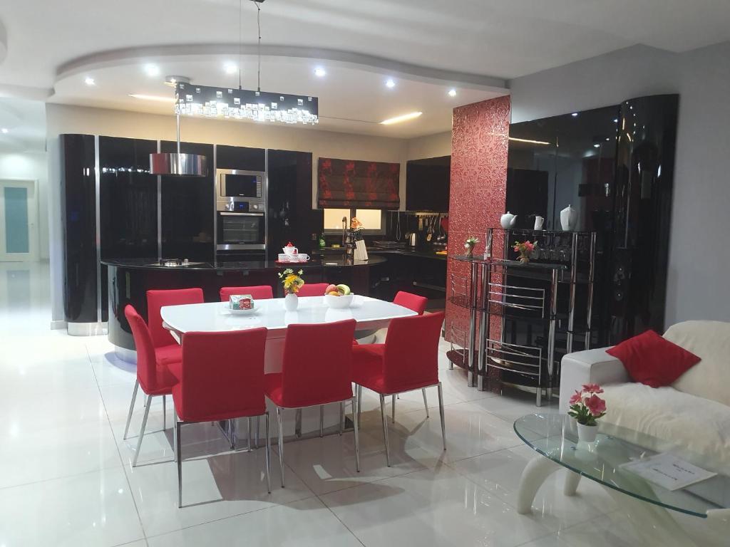 Modern, stylish & comfortable 3 bedroom apartment with jacuzzi and private yard with barbeque, Mellieħa