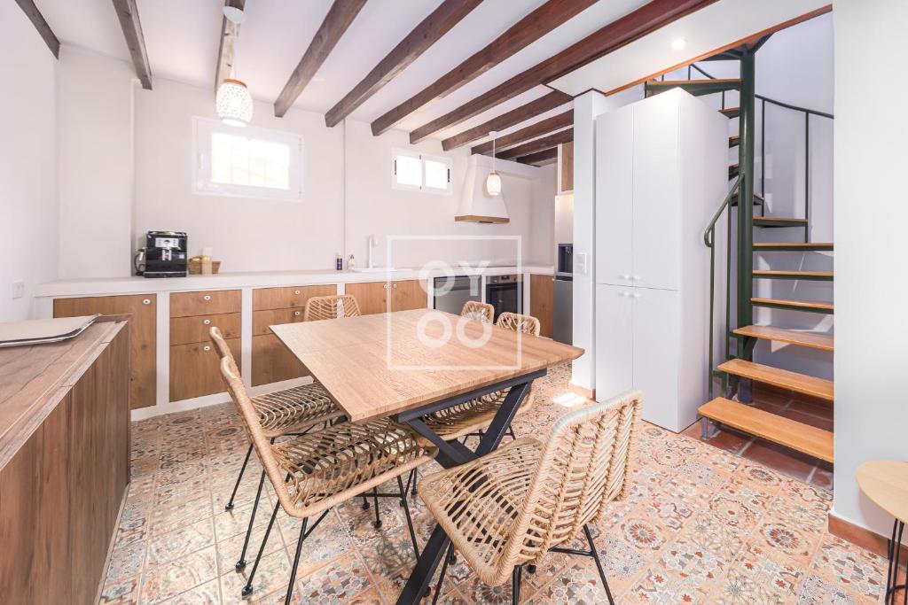 Luz del Faro, apartment in historic townhouse with sea view - by OYOOSTAYS - 5