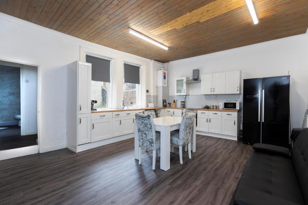 Large 4 Br Home 2 Bathrooms, Felling