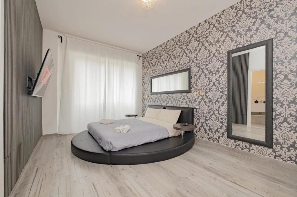 Round Room - 7 - 5
