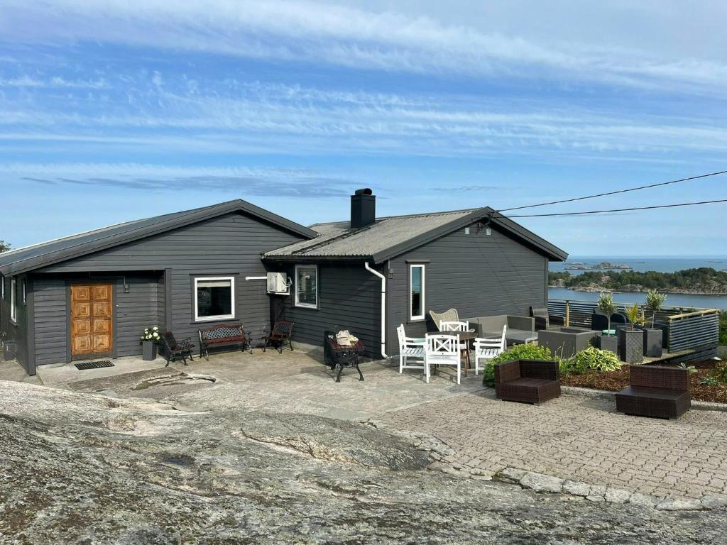 Beautiful Cabin With Ocean View In Lyngmyr, Langenes