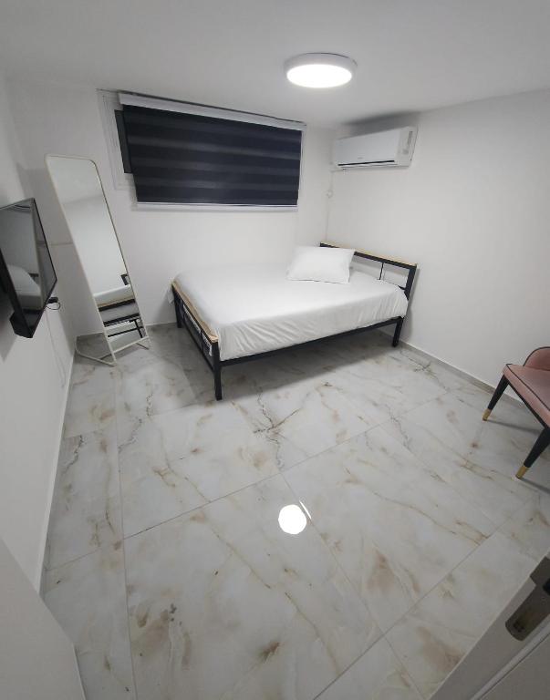 מיקו'ס פלייס -Miko's place, Hatzor haglilit