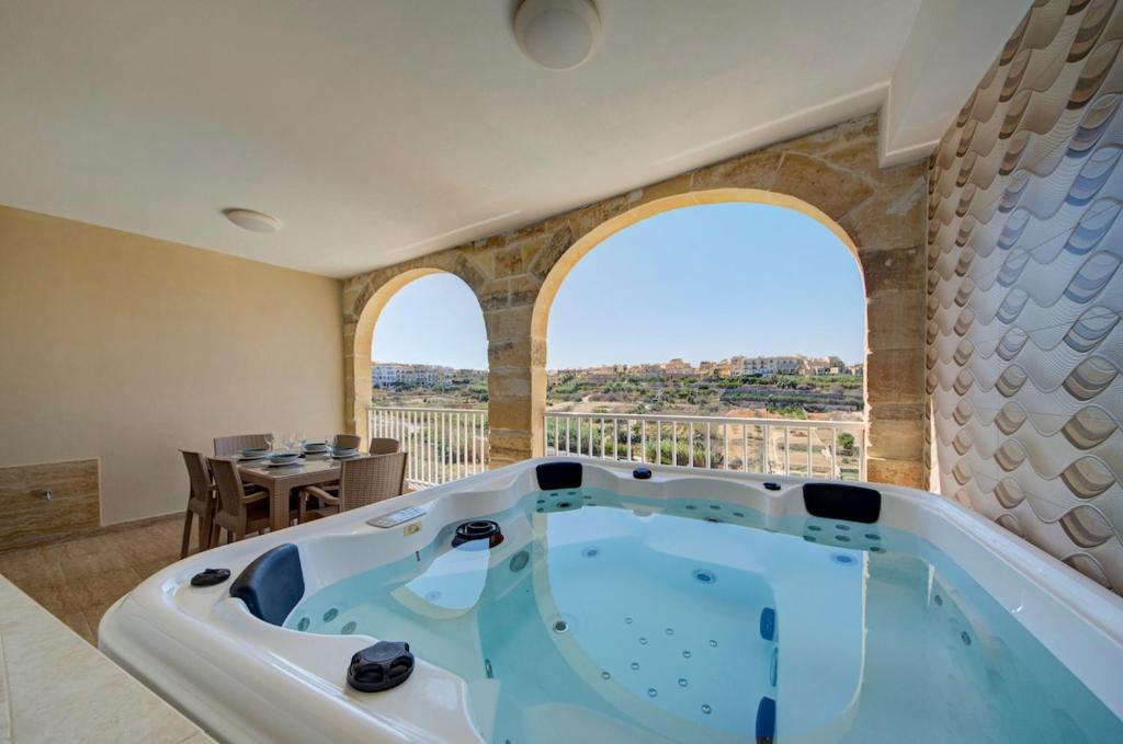 Oakville, Valley Views, Private Heated Jacuzzi by Haven & Keys Malta, Xagħra