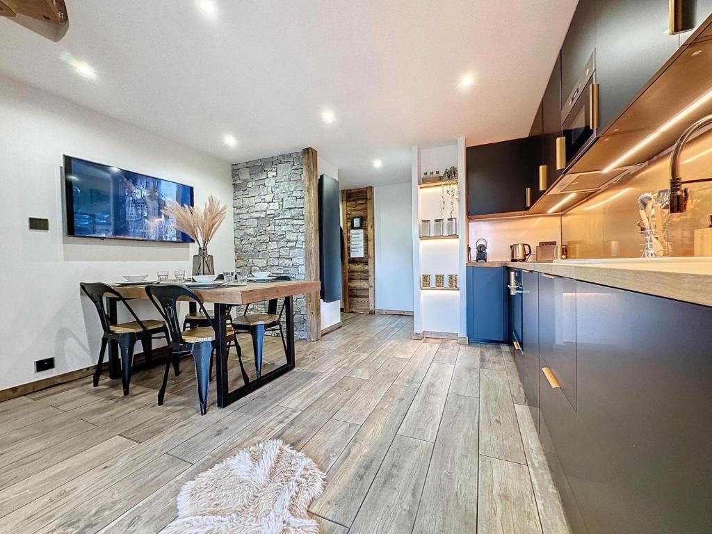 Modern 2BR Apt with Mountain Views & Private Parking - 2