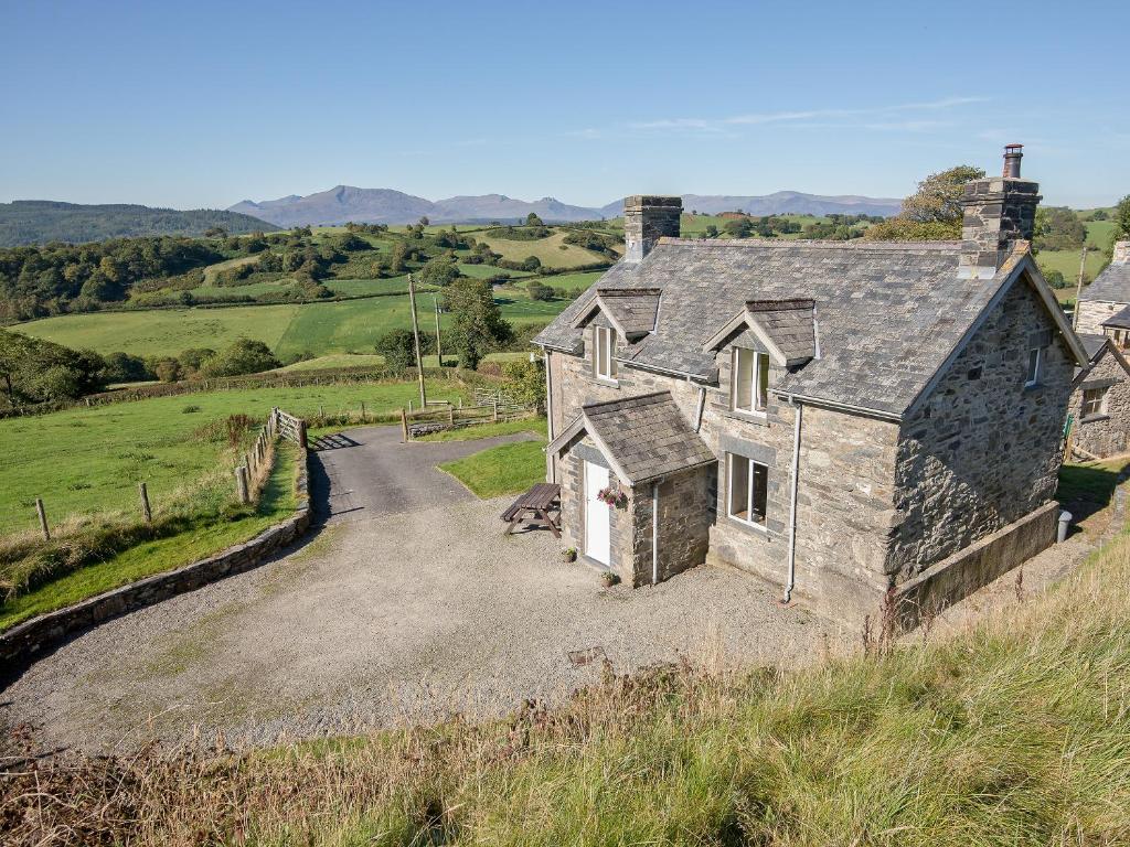 Cefn Bach, Capel Garmon
