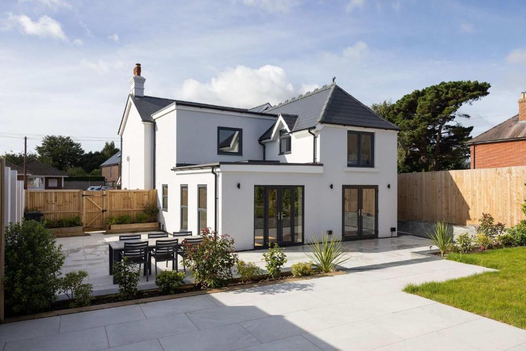 Modern 5-Bedroom Retreat Nr Coast, Southbourne