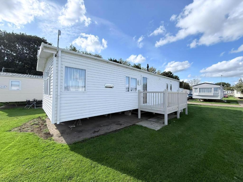 Lovely Caravan With Side Decking At Broadland Sands Park In Corton Ref 20160Bs, Hopton on Sea