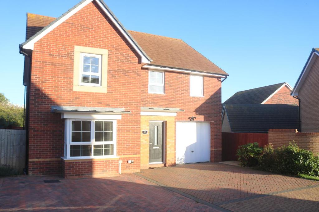 Modern & cozy 4 bed detached home, Corby and Weldon