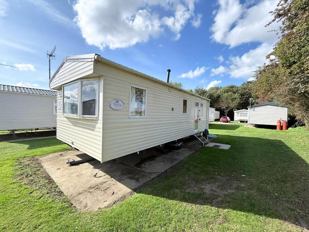 Lovely Caravan With Free Wi-Fi At Broadland Sands Park, Suffolk Ref 20020Bs, Hopton on Sea