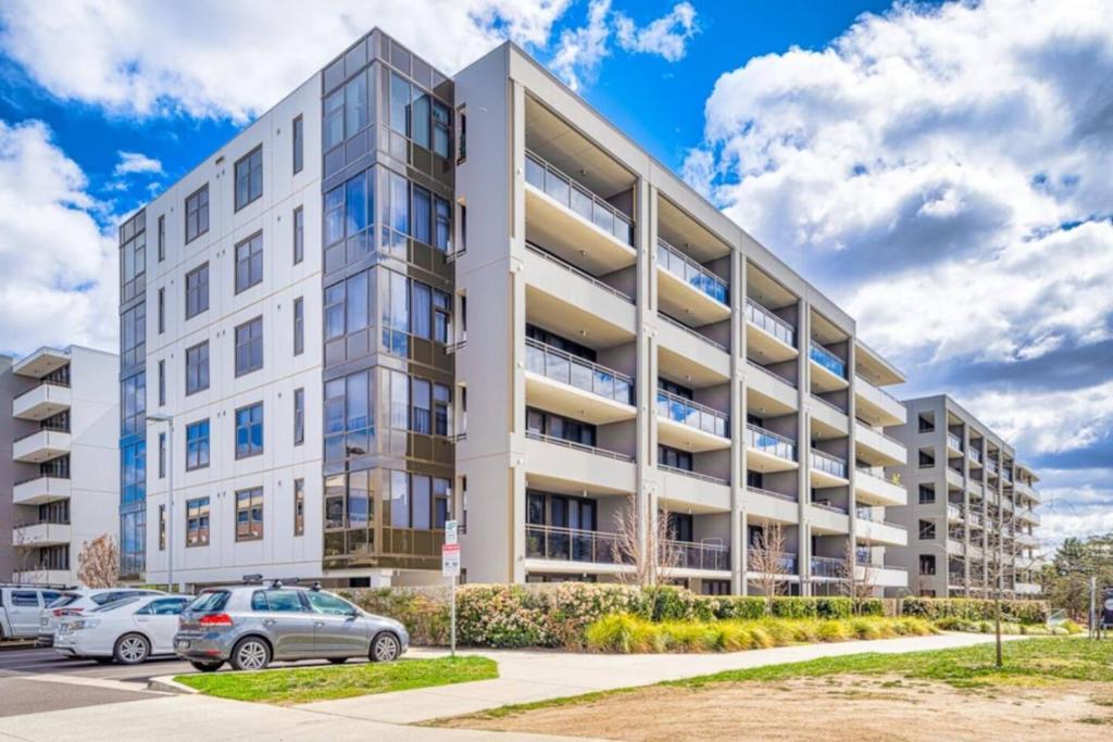 Inviting 2BR by Lake Burley Griffin and Shops - Hosted by Canstay, Barton