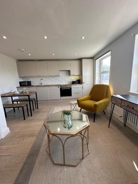 Epsom High Street Retreat Stylish 1-Bed Flat, Epsom