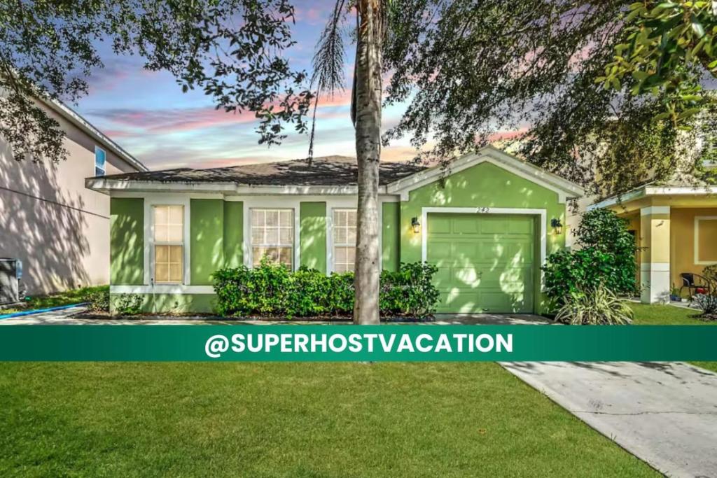 Queen Beds Private Pool Super Fast WIFI, Davenport