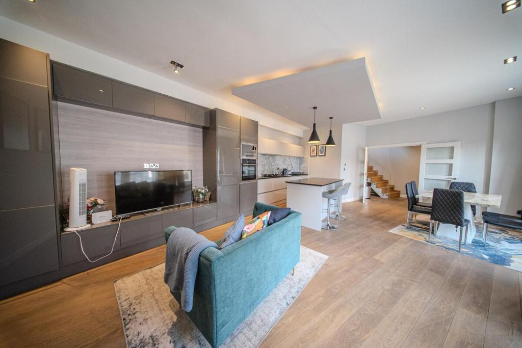 Agar Villa 2BR Home with Garden & Hot Tub, Londýn