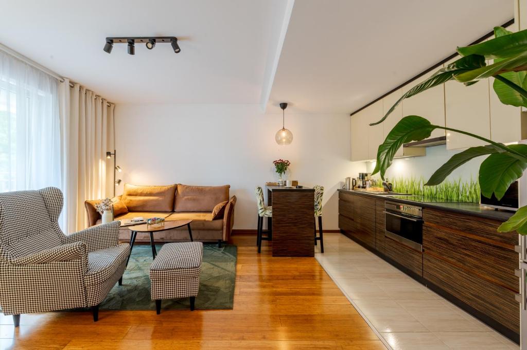 BATOREGO FLATS No 13 Pszczyna - Walk to Castle - Apartment with Parking, Balcony, Elevator, Fast WiFi, Pština