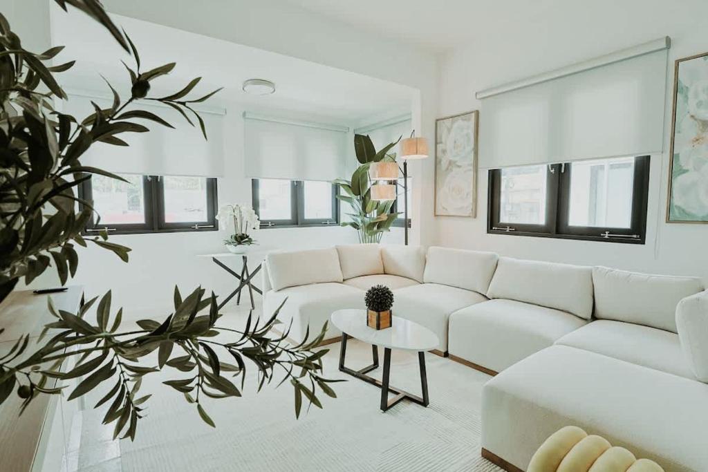 Elegant Home with KingBed Private Patio Ensuites, San Juan