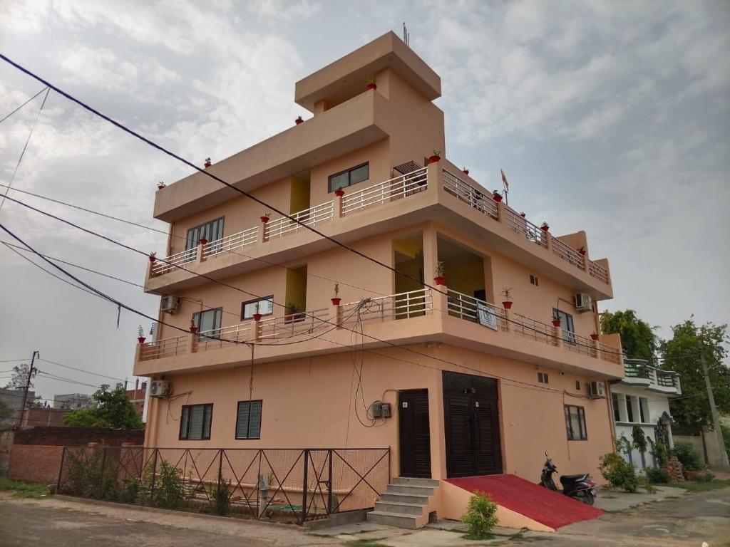 OYO 77242 R K RESIDENCY SGPGI, Lakhnaú