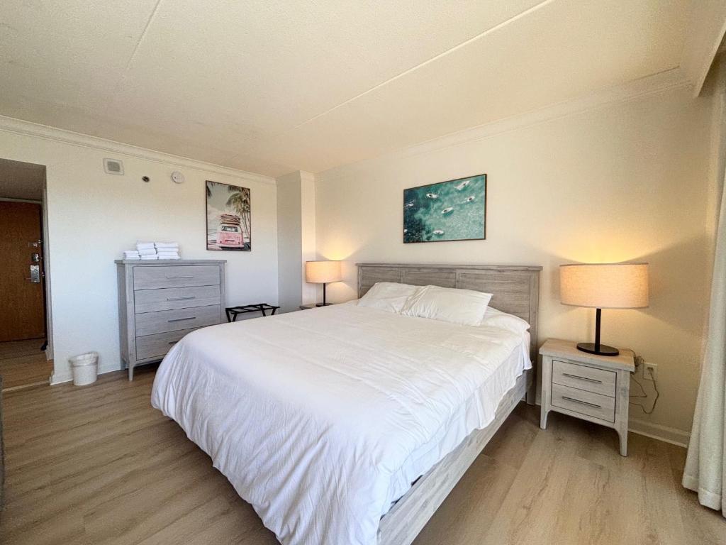 Ilikai Apt 302 -Newly Renovated October 2025- Studio with Breathtaking Ocean & Harbor Views Modern Updates, Honolulu