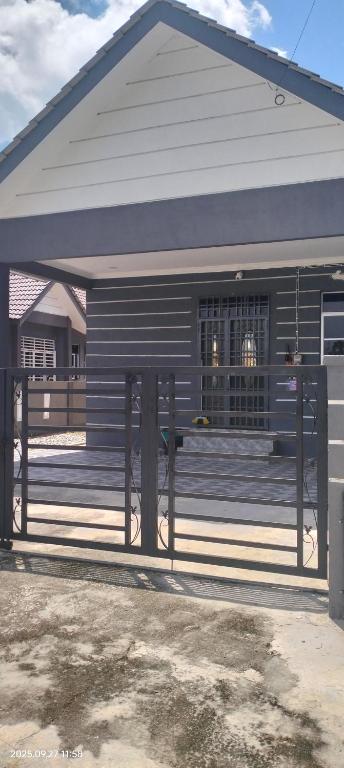 Bait al-Qamar, Kampong Wakaf Tengah