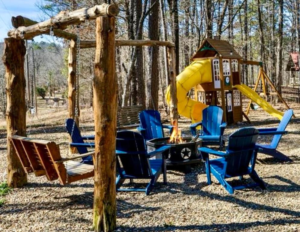 Cozy Secluded, King, Best Location, Hot tub, Firepit, Playset, Broken Bow