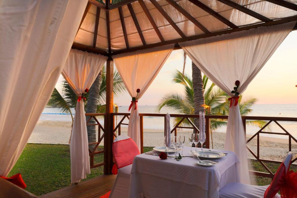 Banquet hall, Barcelo Ixtapa - All Inclusive in Ixtapa