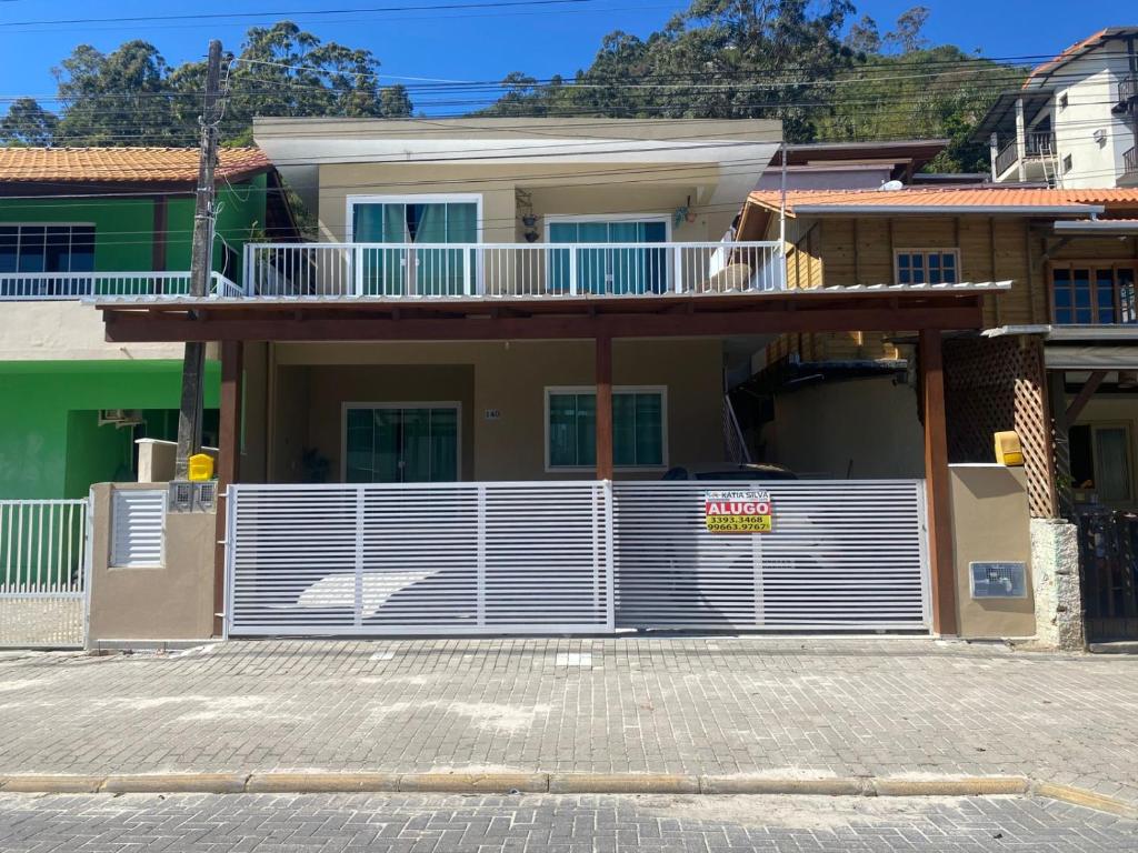 Imóvel com 02 quartos próxima ao Morro do Macaco, Bombinhas