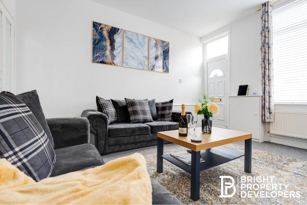 Private Yard, Free Parking & Games at Laburnum House, Blackpool