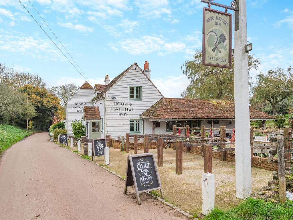 Hook & Hatchet - Uk48201, Bicknor