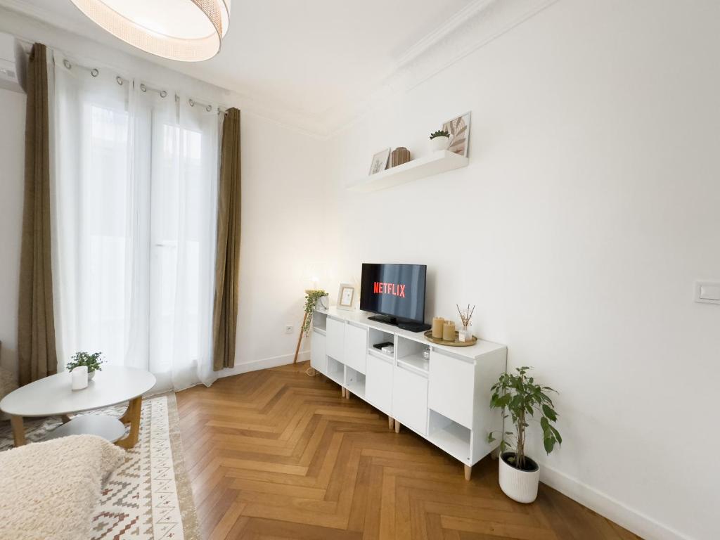 Central Studio - Bright & Modern - Private Terrace - AirCon - Near Train & Beach - 5