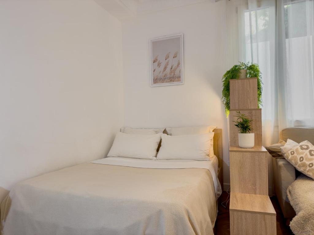 Central Studio - Bright & Modern - Private Terrace - AirCon - Near Train & Beach - 4