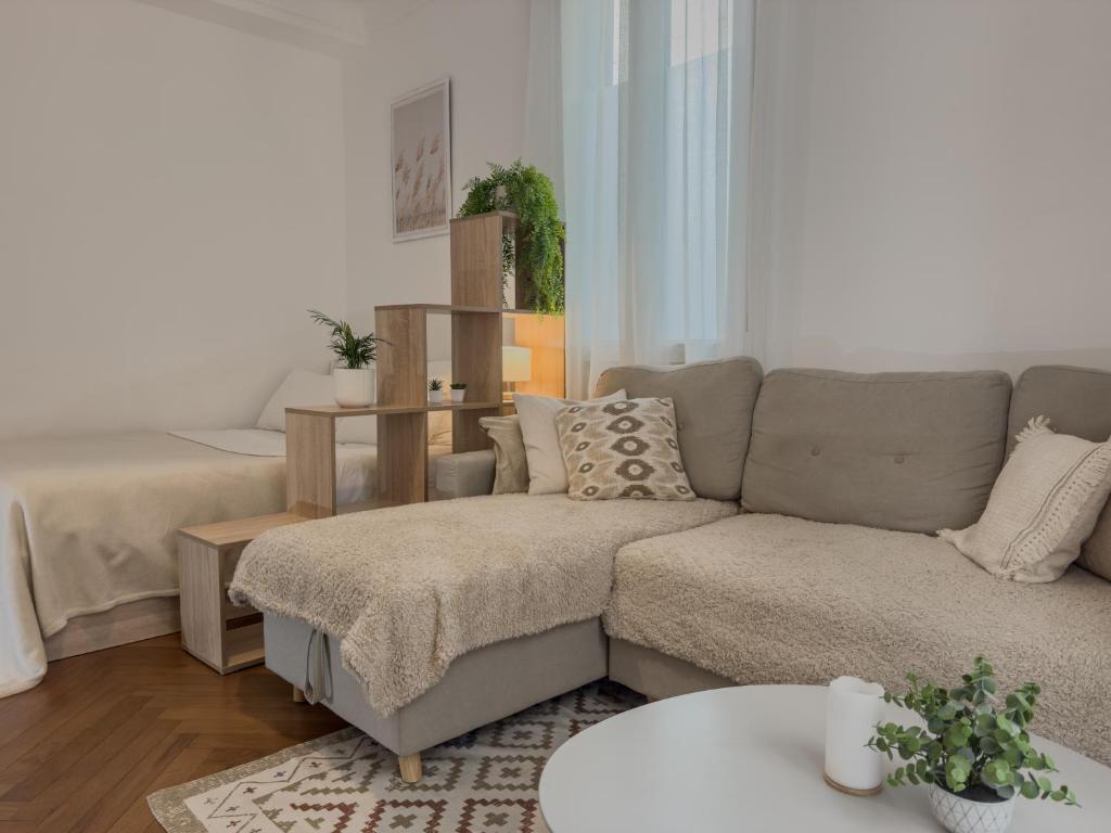 Central Studio - Bright & Modern - Private Terrace - AirCon - Near Train & Beach - 3