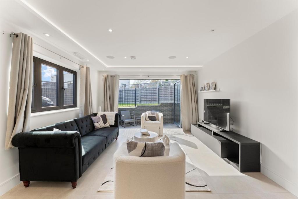 Exquisite 4BR Designer Home with Smart Features, Free Parking & SkyStream - Sleeps Up To 10 in Gerrards Cross SL9, Gerrards Cross