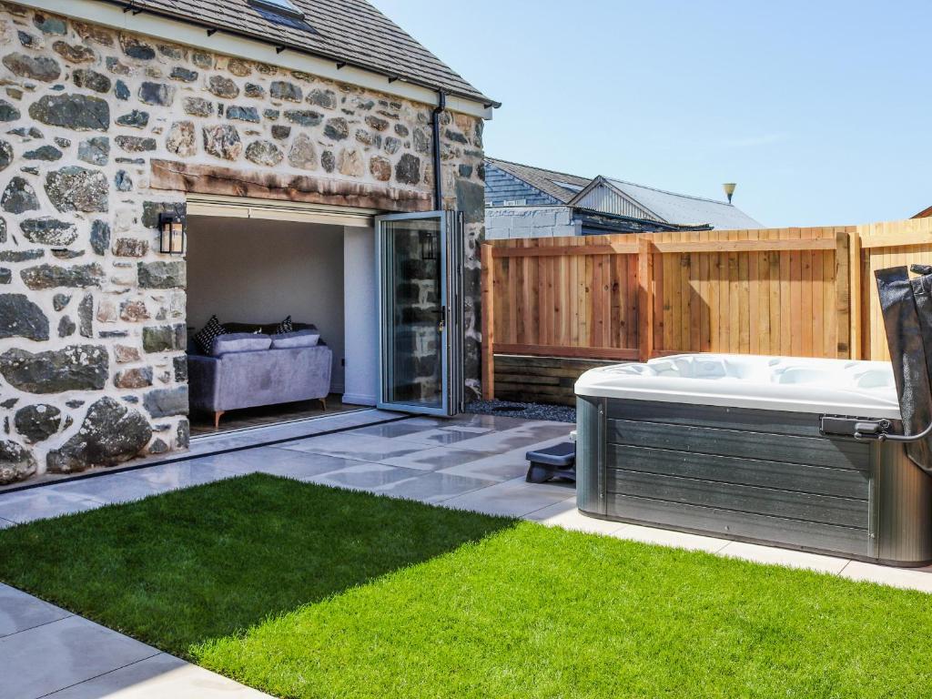 Erddyn - Uk48860, Llanddwywe