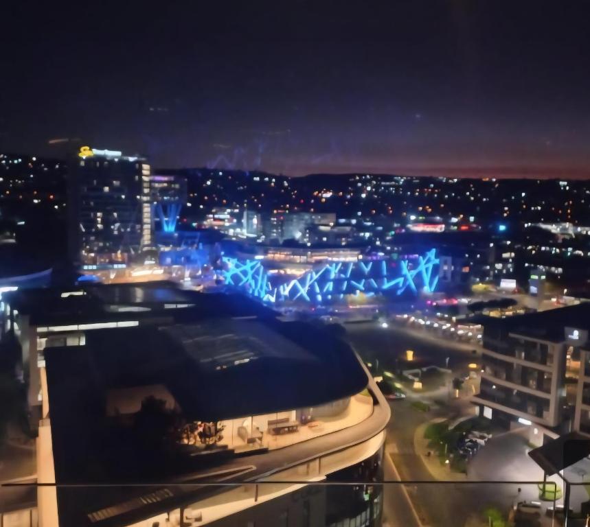 Luxurious and Modern, Menlyn Maine Residences 825, Pretoria