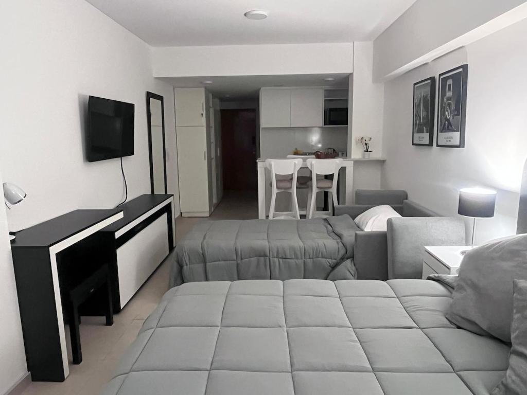 Spot Studios 703 - 4