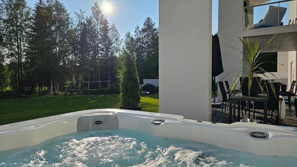 Eco-friendly stay with hot tub & panorama view 3