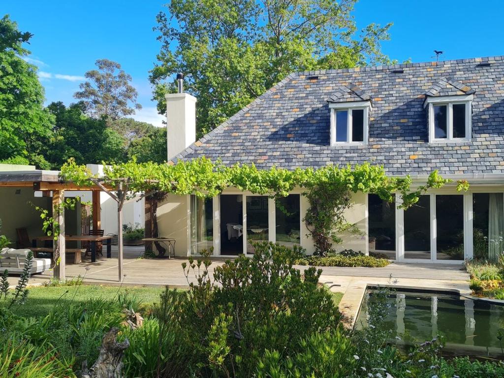 Tranquil Stylish Home with Nature Pool near Reserve, Somerset West