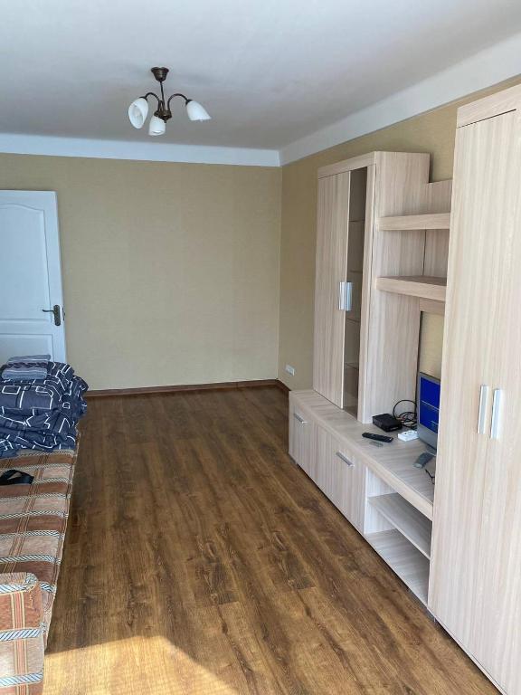 2-к квартира у парка и Днепровской набережной, Kyjev