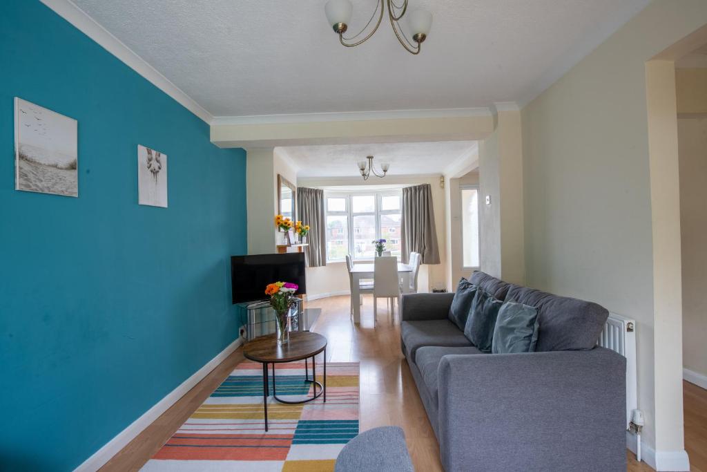 40 Percent Off Monthly, Large House, Free Parking, Sheldon