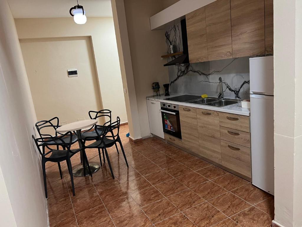 Open Door Hostel, Тирана