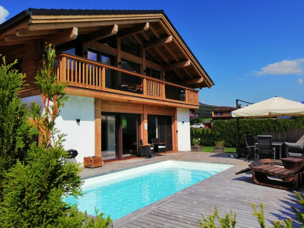 Chalet in Neukirchen by Wildkogel Ski Slopes - 1
