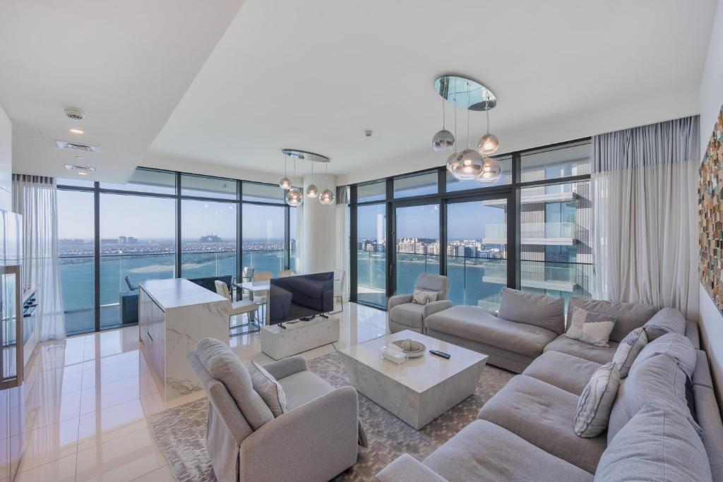 Sea View with Private Beach Access! 3BR & Maid Rm, Dubaj