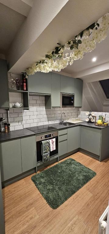Amazing Central Windsor Flat Contractors welcome, Windsor