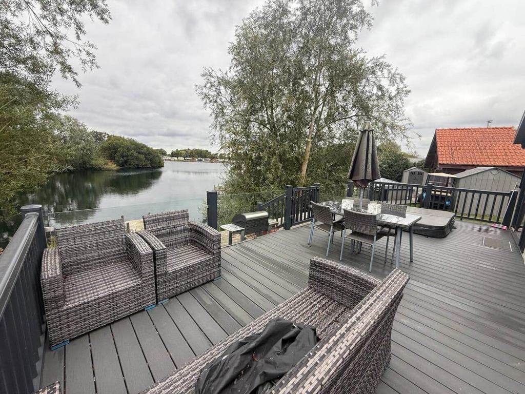 Sunset Bay, Tattershall