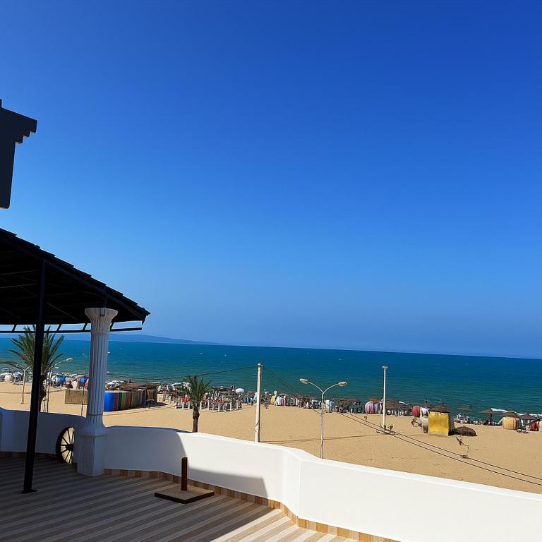 Blue View Rooftop - Gammarth , Pieds dans l'eau, Terrasse panoramique face à la mer, Raoued
