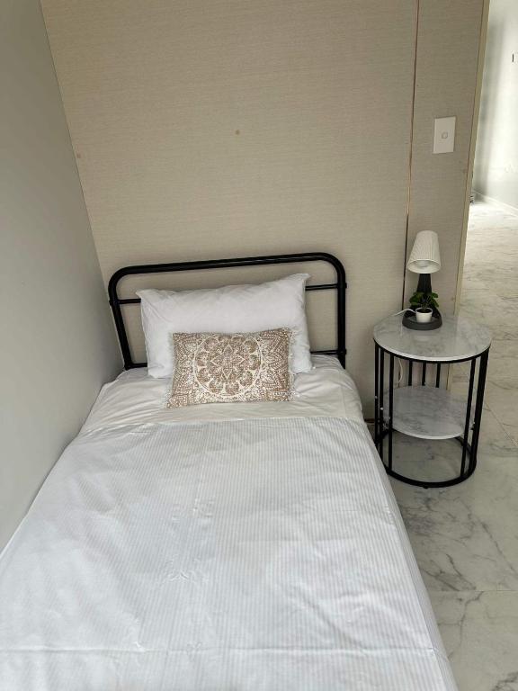 Bright Detached Single Room - Near Top Ryde City Shared Amenities, Sydney