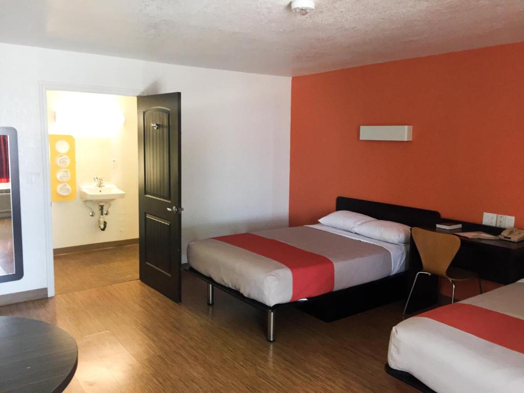 Motel 6-Uvalde, TX - ViaMichelin HOTEL - Uvalde TX 78801