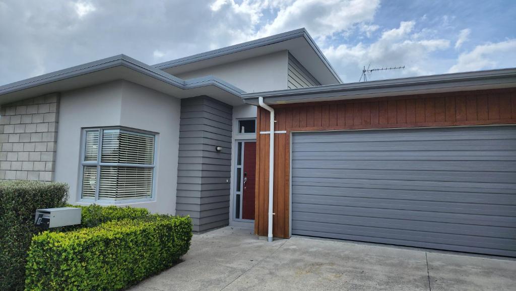 Huntington Hideaway, Hamilton