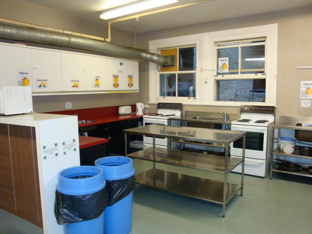 Kitchen, Surf 'n' Snow Backpackers in Auckland