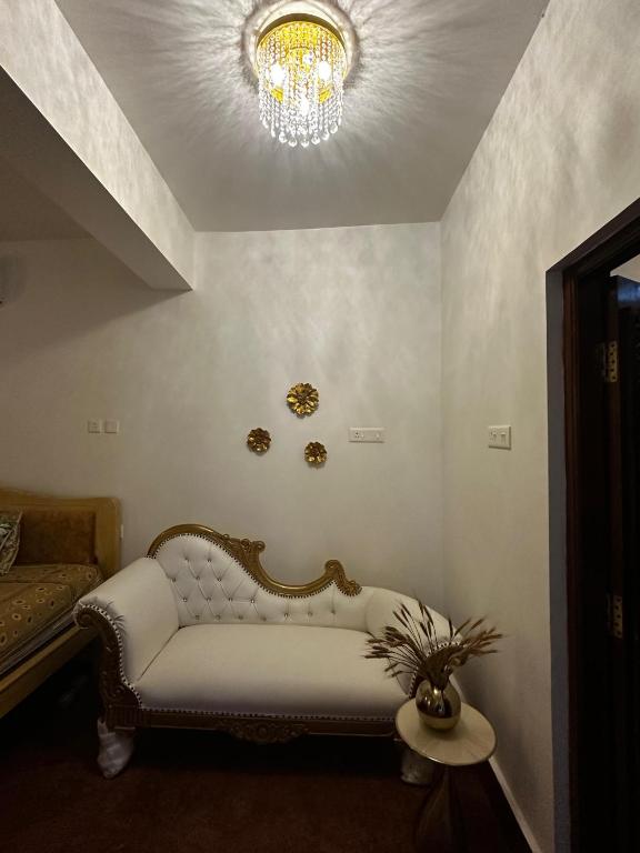 House of Bamboos, Andžuna