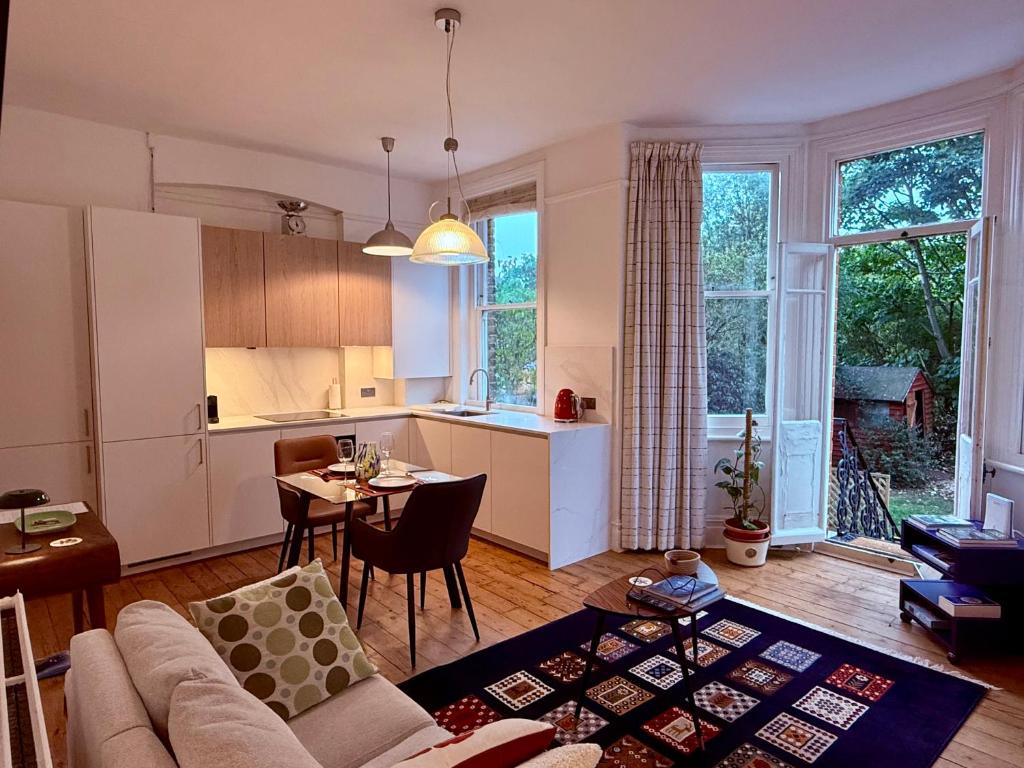 Peaceful cosy Ealing Apartment, private Garden, Ealing